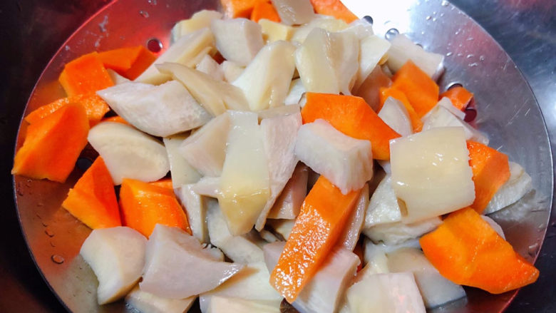 杏鲍菇炒牛肉,胡萝卜和杏鲍菇在开水中焯水后立即放入冷水中过凉沥干水份