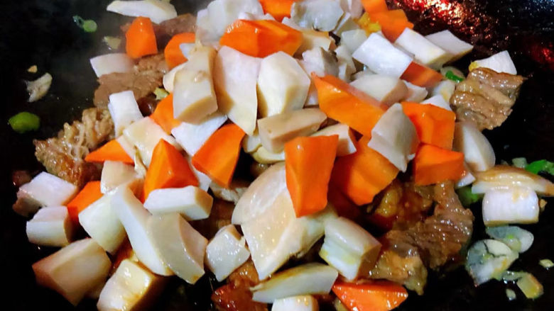 杏鲍菇炒牛肉,放入胡萝卜和杏鲍菇大火快速翻炒