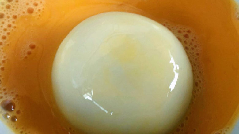 油炸汤圆,黑芝麻汤圆放入打散的蛋液中滚一下