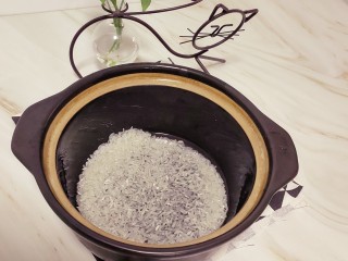 紫薯燕麦粥,锅中放入一小碗大米