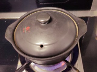 紫薯燕麦粥,盖上盖子放入煤气上大火煮
