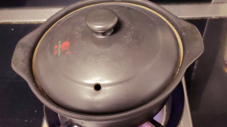 紫薯燕麦粥,盖上盖子放入煤气上大火煮