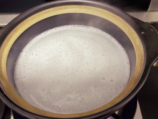 紫薯燕麦粥,煮开口捞去表面的浮沫