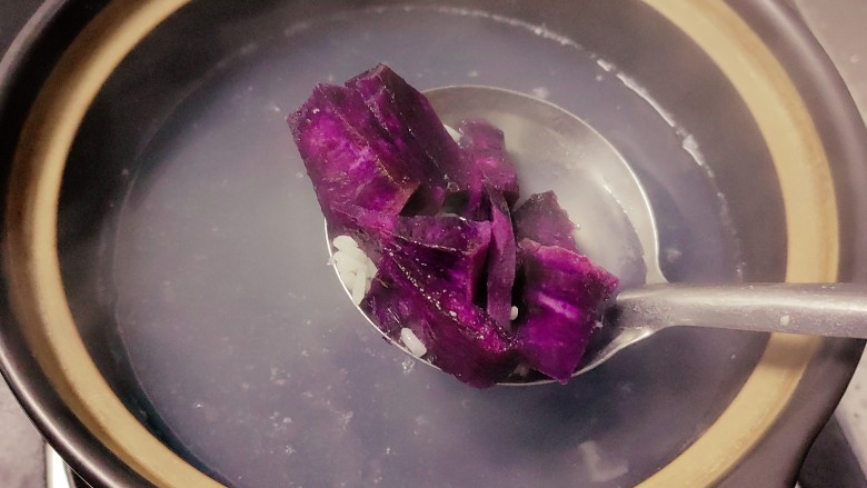 紫薯燕麦粥,加入切好的紫薯