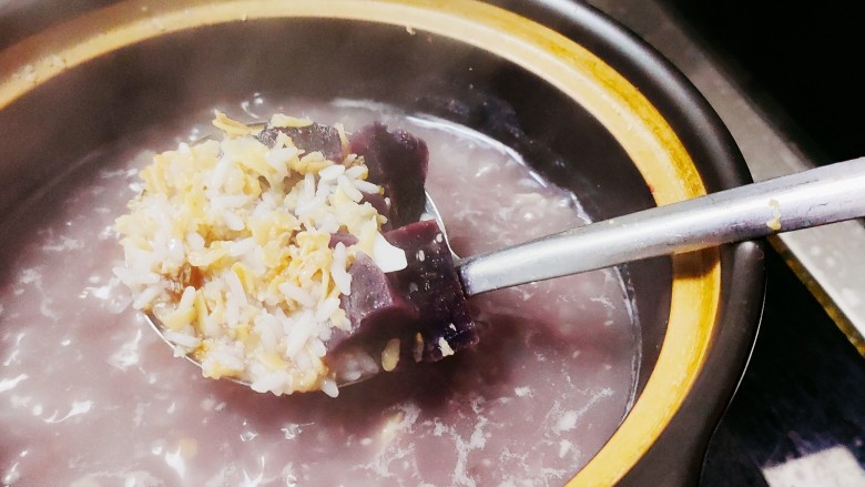 紫薯燕麦粥,倒入锅中，继续开小火煮