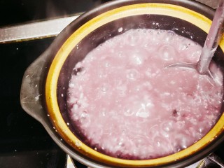 紫薯燕麦粥,煮至浓稠后关火