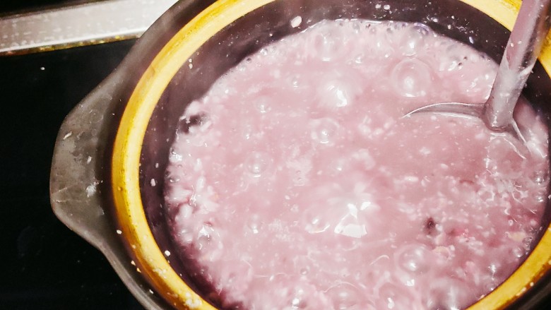 紫薯燕麦粥,煮至浓稠后关火