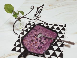 紫薯燕麦粥,盛出紫薯燕麦粥