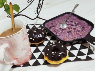 紫薯燕麦粥,以及昨天做的甜甜圈，这样的早餐是不是很完美