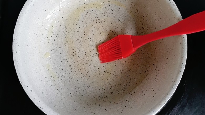 草莓酸奶鸡蛋饼,不粘锅刷一层油