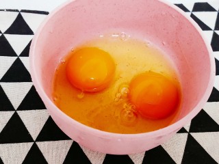 腊肠炒鸡蛋,打两个鸡蛋