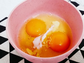腊肠炒鸡蛋,加入盐，鸡精，少量纯牛奶，挤入几滴柠檬液