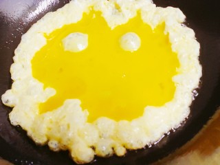腊肠炒鸡蛋,锅中倒油，油热后倒入鸡蛋液