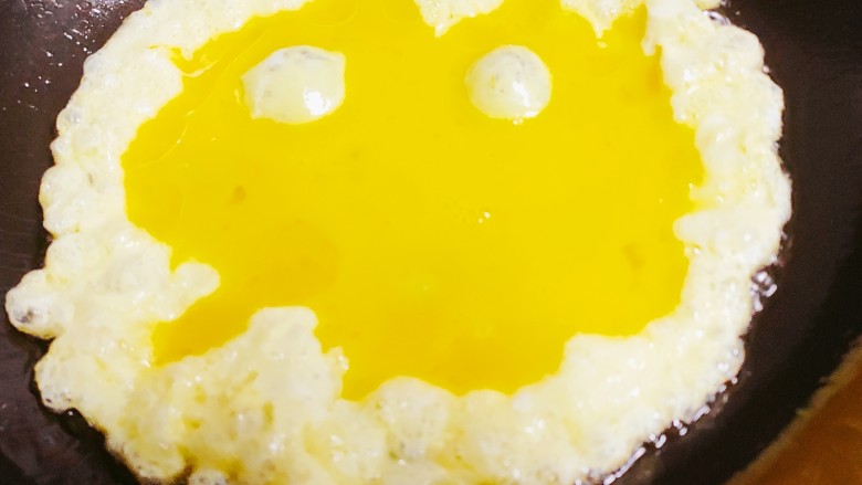 腊肠炒鸡蛋,锅中倒油，油热后倒入鸡蛋液