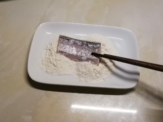 红烧糖醋带鱼,取一块鱼两面蘸上薄薄一层面粉