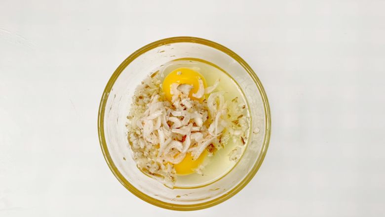 宝宝辅食：香菇虾皮厚蛋烧,全部放入碗中，大宝宝的话可以加少量的盐。