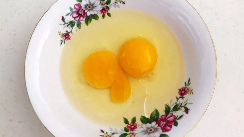 糖水鸡蛋,土鸡蛋打入碗中备用