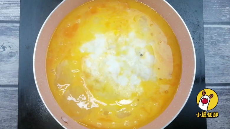 蛋卷鹅肝炒饭 酸甜鲜香，源自北欧，纯净生鲜【小鹿优鲜】,煎一个鸡蛋饼。