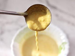 玉米面糊糊,用筷子搅拌成可以流动的状态。