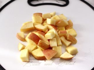 玉米面糊糊,苹果洗净后用刀切成小块，自己家种的苹果，无需去皮哟。
