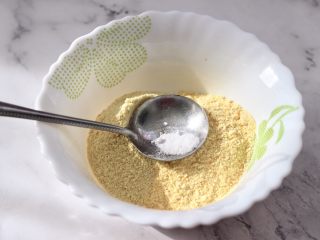 玉米面糊糊,大一点的碗里，加入玉米面和黄豆面，再放入食用碱混合搅拌均匀。