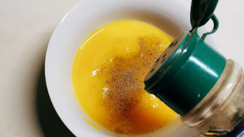 腊肠炒鸡蛋,放入胡椒粉  搅拌均匀