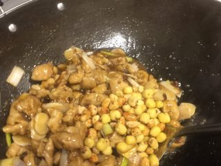 宫爆鸡丁,起锅前加入酥好的花生米和香酥莲子