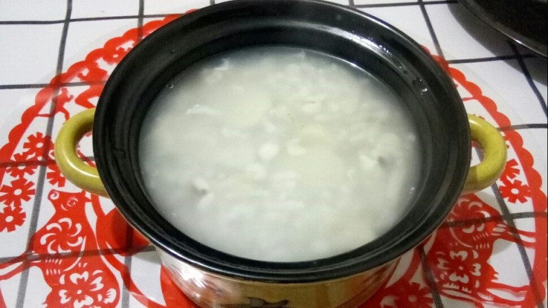 淮山百合薏米粥,端上餐桌。