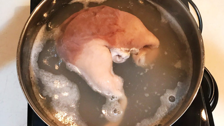 爆炒猪肚,猪肚冷水下锅，水开后焯水5分钟