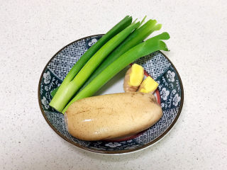 玉米猪肉饺,大葱，鲜藕和鲜姜