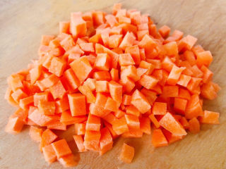 菜团子,胡萝卜切成小粒