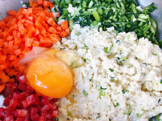 菜团子,豆腐压成泥、腊肠切片粒、胡萝卜、茼蒿、打入鸡蛋放入容器中