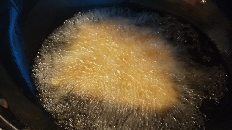 杏鲍菇炒牛肉,杏鲍菇切丝，加入淀粉下油炸制金黄捞出来。