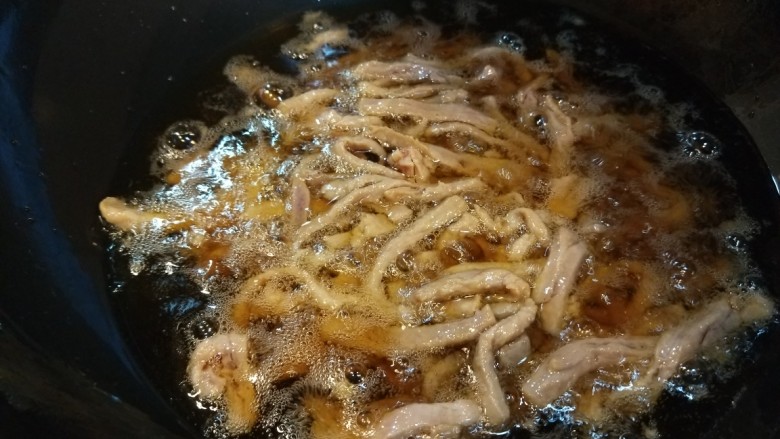 杏鲍菇炒牛肉,快速搅拌散开。