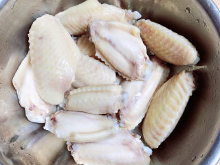 薯片鸡翅,鸡翅中捞出洗净待用。