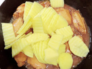薯片鸡翅,放入土豆片，翻炒均匀。