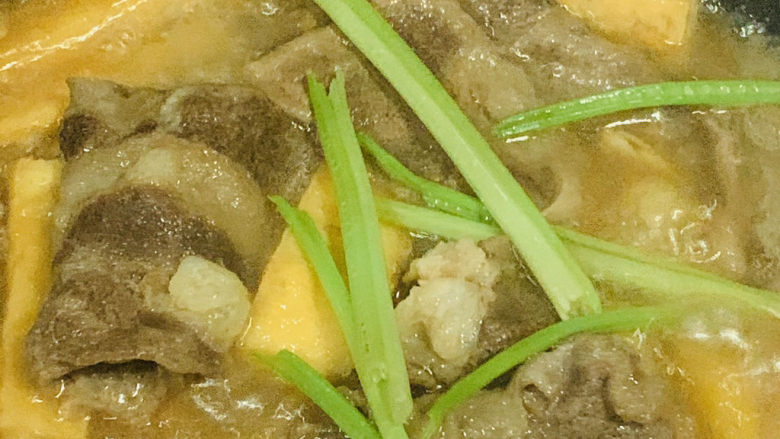 牛肉炖豆腐,加点芹菜根调味；