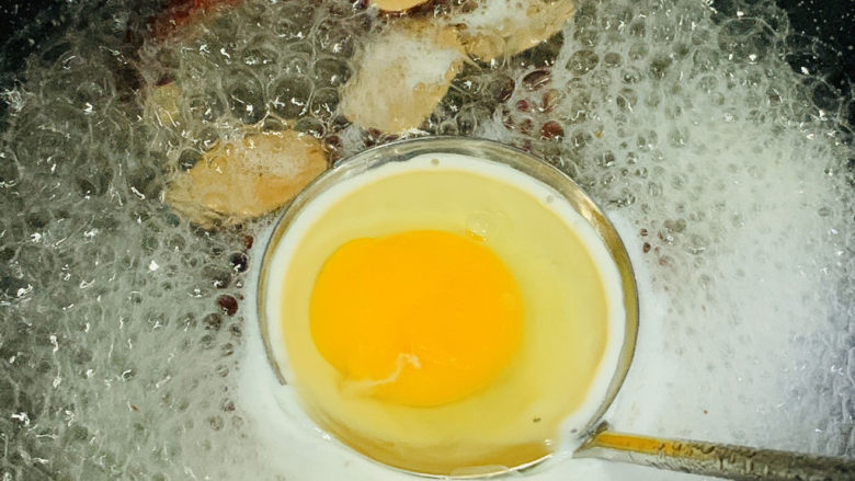 糖水鸡蛋,将鸡蛋打入勺子里煮，这样煮比较嫩鸡蛋；