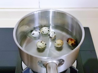 糖水鸡蛋,首先将鹌鹑蛋洗干净，冷水入锅，大火烧开，转中火煮6分钟关火。
