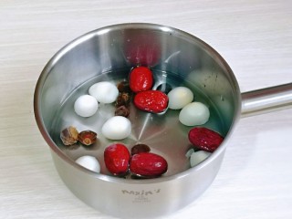 糖水鸡蛋,将桂圆，去皮的鹌鹑蛋，红枣，放入锅中，加入一小碗纯净水。