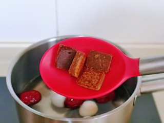 糖水鸡蛋,上火烧开，加入红糖块，用红糖碎也可以。