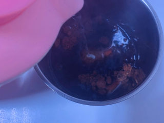 红糖马蹄糕,加开水，先融化红糖；