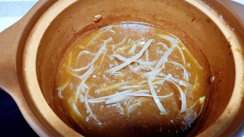 牛肉汤炖粉条、小青菜,用筷子搅拌均匀