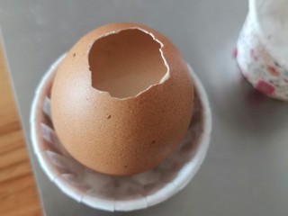 卡通圆环戚风蛋糕,去模具，8分满就行
*鸡蛋的里面是去了那层白色的透明薄膜的，然后通过烘烤使其变干，才拿来当模具的