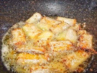 红烧糖醋带鱼,煎至金黄色即可盛盘。