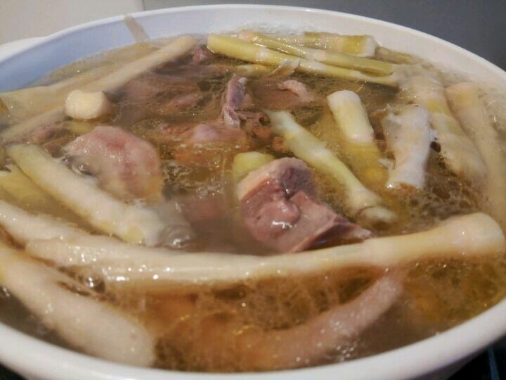 笋干老鸭汤,等炖到30分钟的时候加盐2勺继续炖五分钟，起锅之前加鸡精调味就可以了！