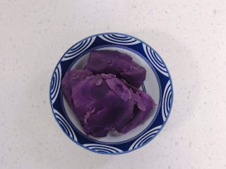紫薯燕麦粥,紫薯切块先蒸软。