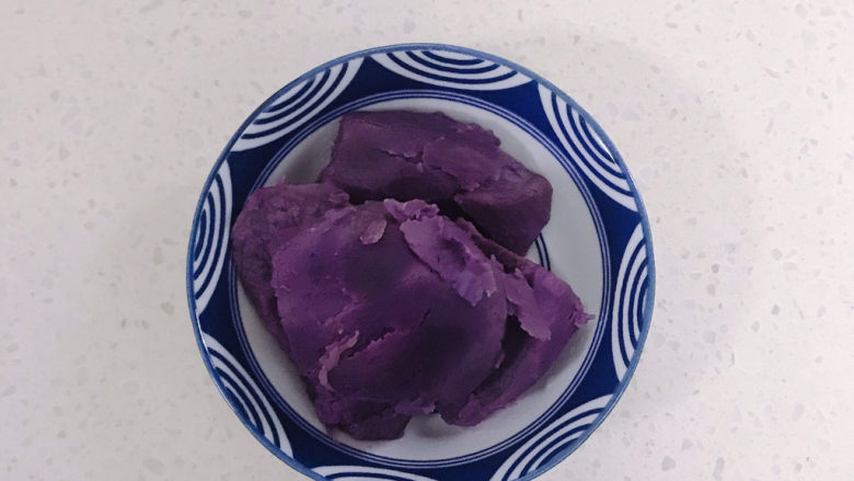 紫薯燕麦粥,<a style='color:red;display:inline-block;' href='/shicai/ 2643'>紫薯</a>切块先蒸软。