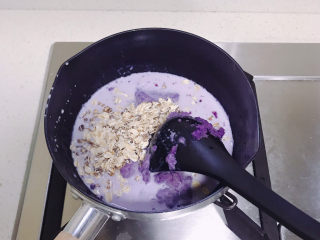 紫薯燕麦粥,全部材料加到一起，添加的牛奶的料，按自己喜欢的浓稠度即可。