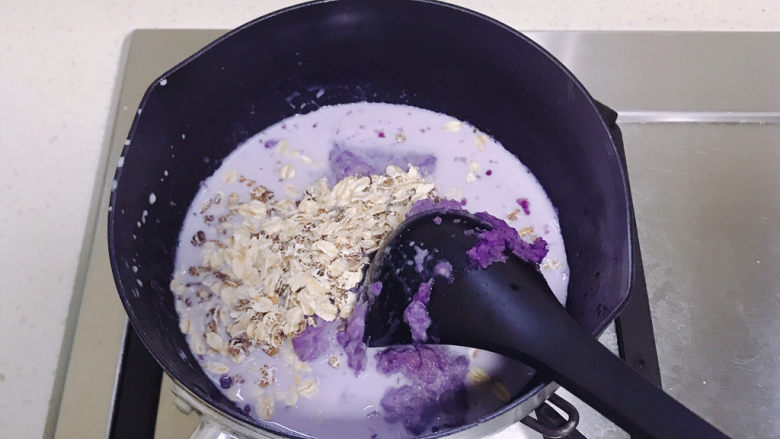 紫薯燕麦粥,全部材料加到一起，添加的牛奶的料，按自己喜欢的浓稠度即可。